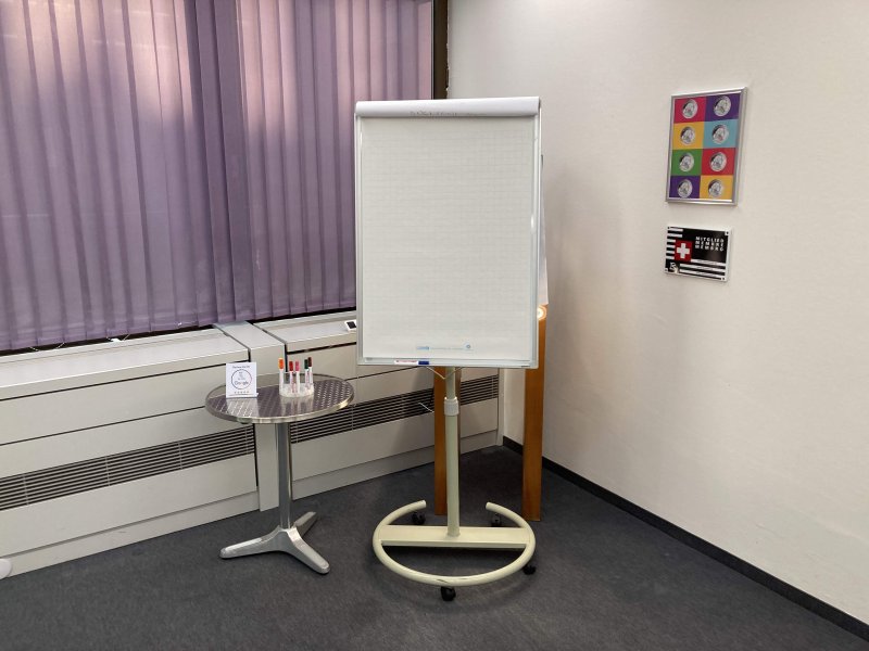 HELP.CH Business Center mit Flipchart